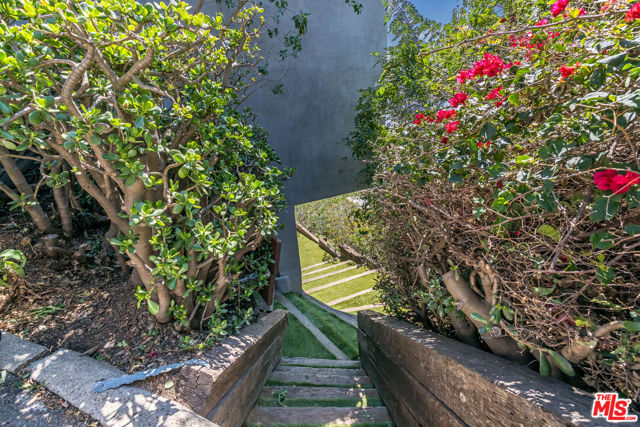 8506 Magnolia Drive, Los Angeles CA: https://media.crmls.org/mediaz/946d9c9d-ee50-4dd7-939f-1279d2068038.jpg