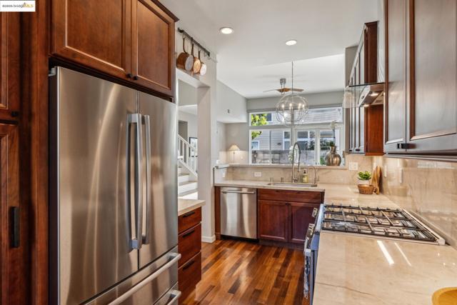 26 Farallon Ct, Richmond CA: https://media.crmls.org/mediaz/946e3d13-a342-471d-ada2-cc60aa08ea37.jpg