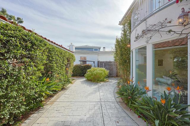 638 Margarita Ave, Coronado CA: https://media.crmls.org/mediaz/946e5467-79ed-457e-8171-d530e58cb7c7.jpg