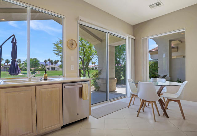 425 Desert Holly Drive, Palm Desert CA: https://media.crmls.org/mediaz/946edc93-37f4-448f-a891-0cee566bcd1a.jpg