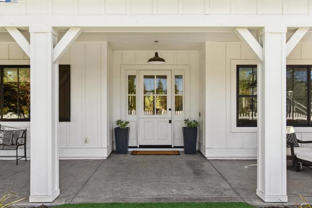 2621 Royal Oaks Dr, Alamo CA: https://media.crmls.org/mediaz/946ee65b-d268-44c4-8b46-a6c2f2d0bacf.jpg