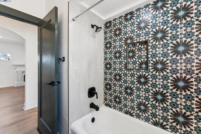 2734 Macarthur Blvd, Oakland CA: https://media.crmls.org/mediaz/946f7ed1-dc68-4701-85ac-51ecaca7b816.jpg
