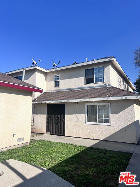 10516 S Broadway, Los Angeles CA: https://media.crmls.org/mediaz/946fb98f-58f0-47f3-914e-d8835369831a.jpg