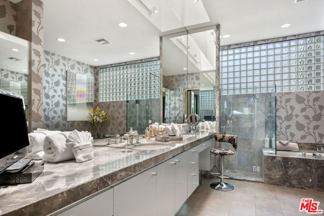 6 Rocky Lane, Rancho Mirage CA: https://media.crmls.org/mediaz/9470eb8e-5959-4942-8e31-3a0436b09a6e.jpg
