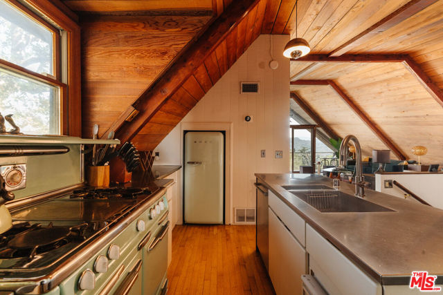 6894 Pacific View Drive, Los Angeles CA: https://media.crmls.org/mediaz/94739702-0429-4fc3-ae32-34e15f029abc.jpg