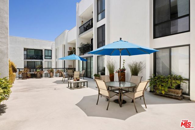 906 N Doheny Drive, West Hollywood CA: https://media.crmls.org/mediaz/94743f27-ae61-467a-9ef5-b6c551dbd74b.jpg