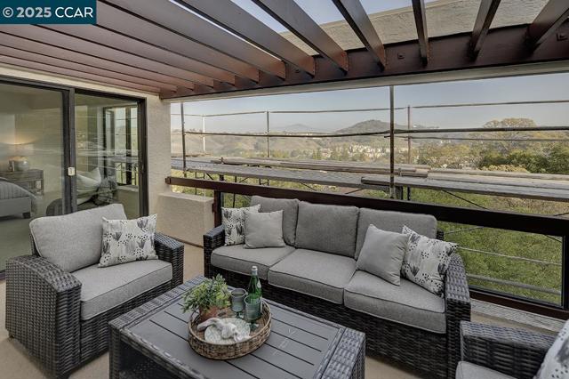 3535 Terra Granada Dr, Walnut Creek CA: https://media.crmls.org/mediaz/9474c8b9-e0ac-46c0-b46c-7f4a6ca06279.jpg