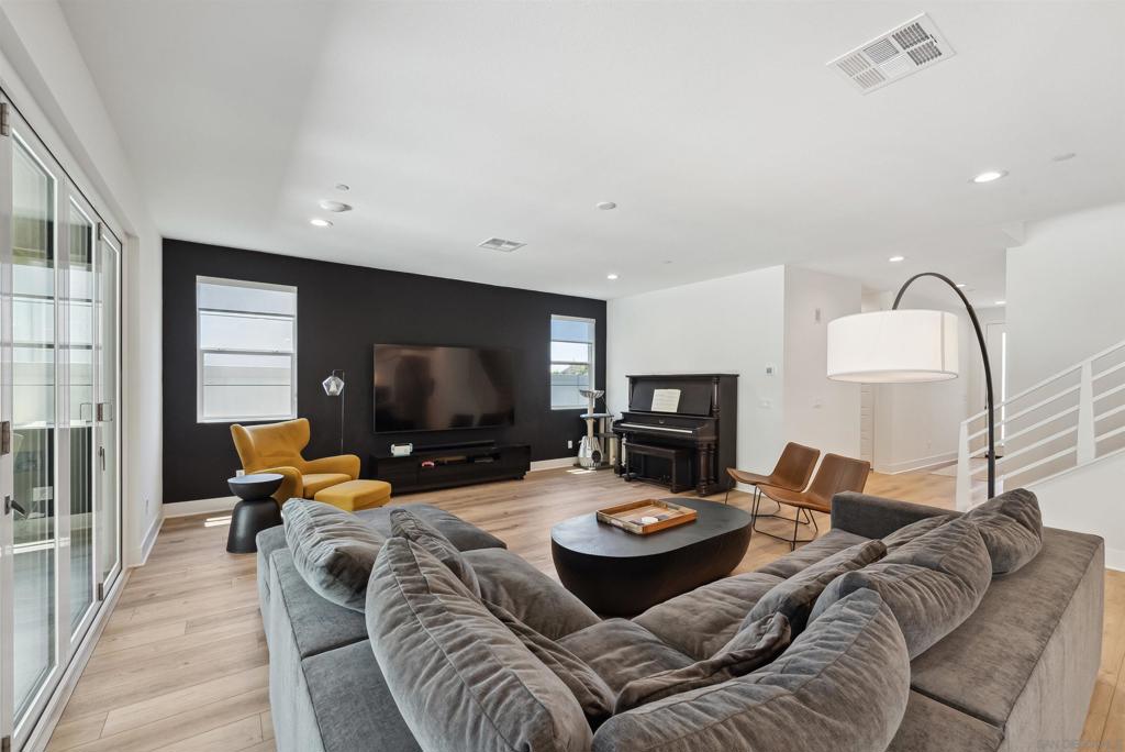 MLS #250035606SD img 13