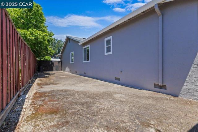 1578 Dianda Dr, Concord CA: https://media.crmls.org/mediaz/94776ced-3324-4e0f-80a1-69a631307d3c.jpg
