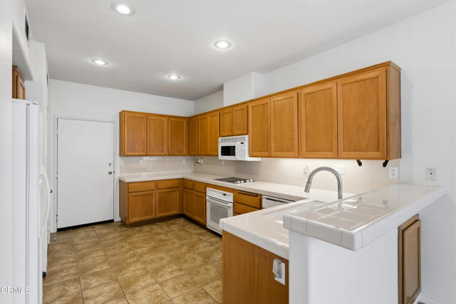 Detail Gallery Image 11 of 42 For 11805 San Tropez Pl, Moorpark,  CA 93021 - 3 Beds | 2/1 Baths