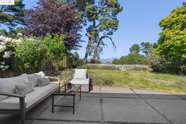 6824 Wilton Dr, Oakland CA: https://media.crmls.org/mediaz/947a02dc-3ab6-42ad-ad76-ea683d723335.jpg