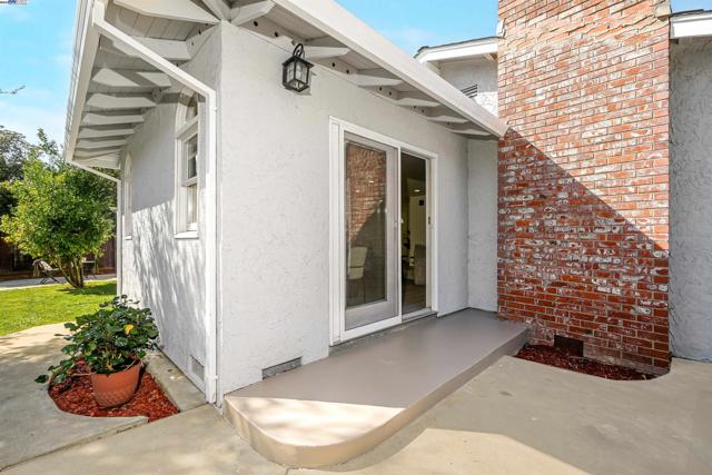1662 Dorchester Pl, Concord CA: https://media.crmls.org/mediaz/947a2b45-93af-40cd-9da1-72d09e94ec64.jpg