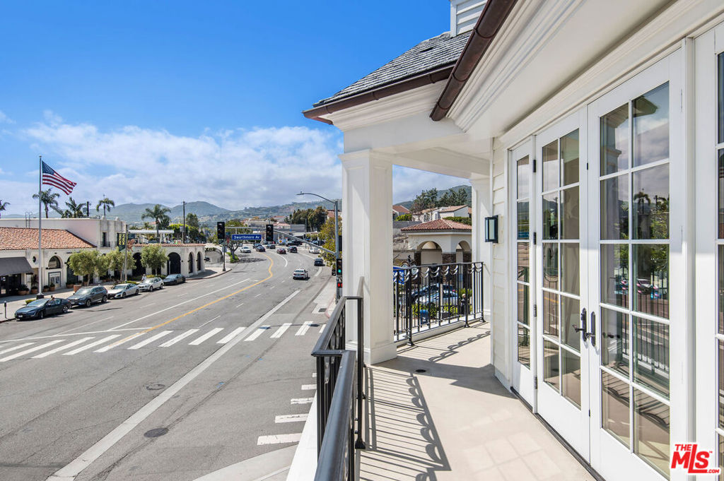 https://media.crmls.org/mediaz/947bda6d-2ca3-4fb0-92e6-054448f945b9.jpg?preset=X-Large