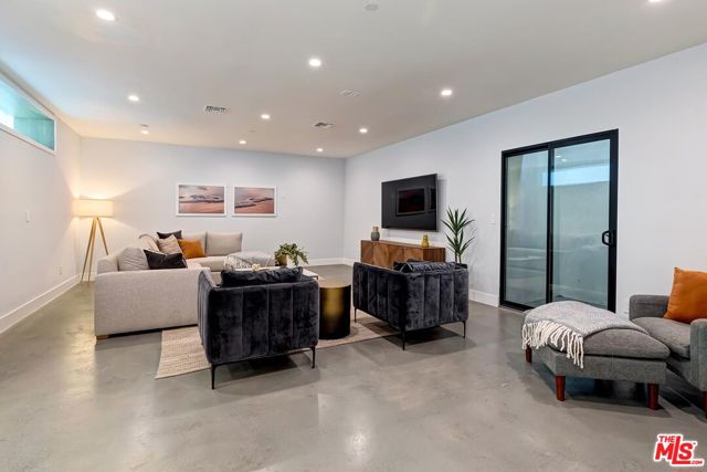 489 S Willaman Drive, Los Angeles CA: https://media.crmls.org/mediaz/947c398d-cec6-4068-b6fd-0373a69c9b96.jpg