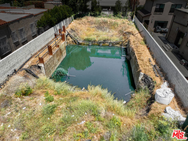 340 N Edinburgh Avenue, Los Angeles CA: https://media.crmls.org/mediaz/947d0445-0bab-468f-83cd-9c7fd1ffdeba.jpg