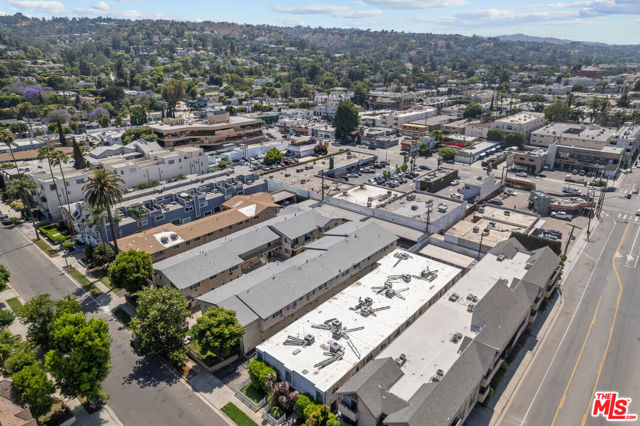 4381 Ventura Canyon Avenue, Sherman Oaks CA: https://media.crmls.org/mediaz/947d137f-3dfc-4dd8-b247-d7142fb71416.jpg