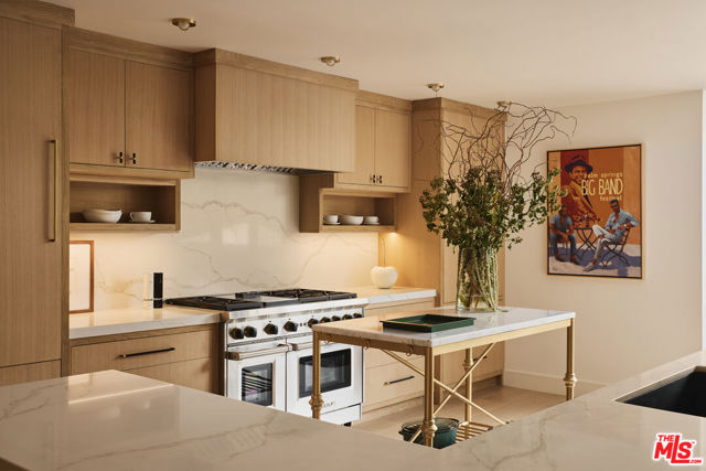 211 S Spalding Drive, Beverly Hills CA: https://media.crmls.org/mediaz/947df5fb-b249-44e1-a4fe-90a83210c5d0.jpg
