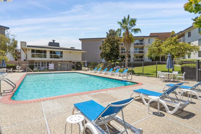 950 Shorepoint Ct, Alameda CA: https://media.crmls.org/mediaz/947e0085-0941-406e-a061-55b4dcec3786.jpg