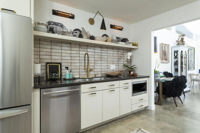 1055 E Granvia Valmonte, Palm Springs CA: https://media.crmls.org/mediaz/947e1003-ffa6-4838-a0c8-3be826044043.jpg