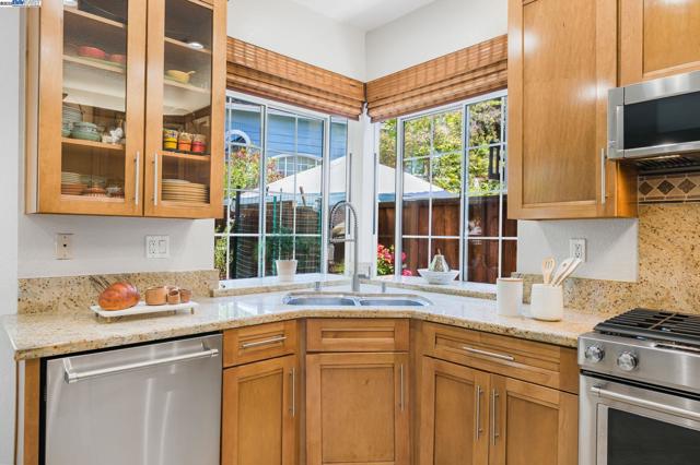 5373 Shamrock Cmn, Fremont CA: https://media.crmls.org/mediaz/947e42ff-1979-4903-be5f-531b5e247f4f.jpg