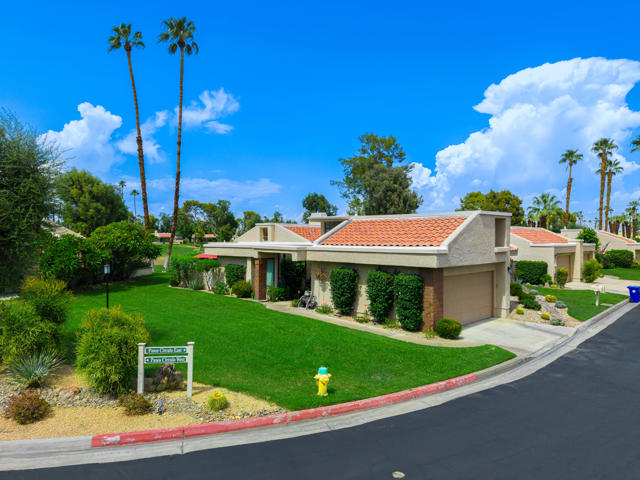 35983 Paseo Circulo E, Cathedral City CA: https://media.crmls.org/mediaz/947e81cd-7286-40da-9f71-8c15ae3f563a.jpg