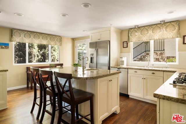 3411 Markridge Road, La Crescenta CA: https://media.crmls.org/mediaz/947f5d45-be20-4f5e-80a1-8a4cda845b2b.jpg