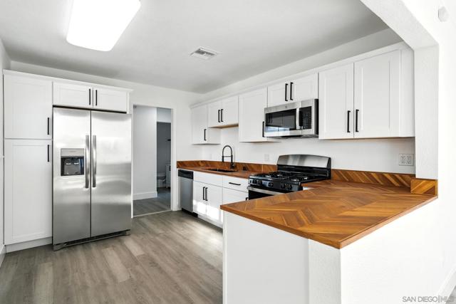 1301 Clove St, El Cajon CA: https://media.crmls.org/mediaz/947ff473-4f49-48a9-a60a-12675cd368d9.jpg