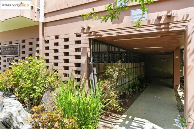 2601 College Ave, Berkeley CA: https://media.crmls.org/mediaz/94806224-48e6-466c-a07b-4dcd2a183296.jpg