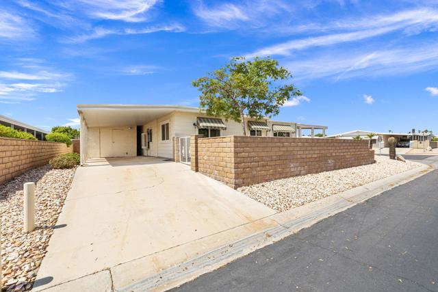 39551 Hidden Water Place, Palm Desert CA: https://media.crmls.org/mediaz/948080cc-97e0-4ad8-848b-40a41c94aa0c.jpg