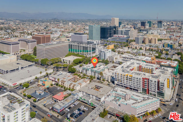 722 S Oxford Avenue, Los Angeles CA: https://media.crmls.org/mediaz/948125e8-32f8-4926-9ab8-0f0ac553896a.jpg