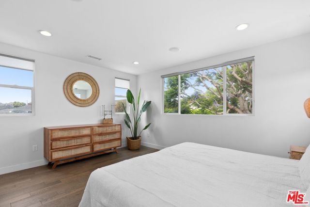 8107 Yorktown Avenue, Los Angeles CA: https://media.crmls.org/mediaz/9481590d-a0e3-4752-aebf-4a09036038d8.jpg