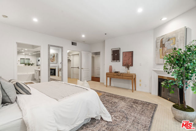 575 S Barrington Avenue, Los Angeles CA: https://media.crmls.org/mediaz/9481a0e6-e067-4fff-a6cc-f9ffbdeed7bd.jpg