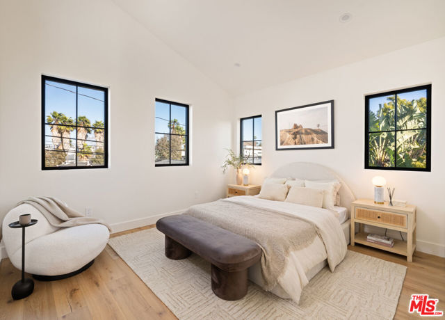 1008 Oakwood Avenue, Venice CA: https://media.crmls.org/mediaz/9481efe6-4343-4686-960c-7f898021f625.jpg