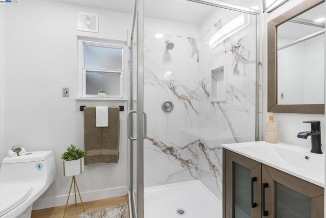 3914 Laguna Ave, Oakland CA: https://media.crmls.org/mediaz/94831911-ec12-4a65-af79-21fe62e5dd87.jpg