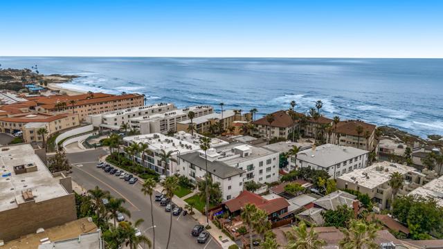 230 Prospect St, La Jolla CA: https://media.crmls.org/mediaz/94834928-53d0-4f24-89b9-40d8f6c35015.jpg