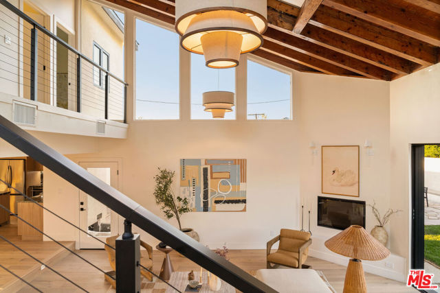 3820 S Burnside Avenue, Los Angeles CA: https://media.crmls.org/mediaz/94834e0a-9bbe-4f5c-b8f0-8e71f17c70be.jpg