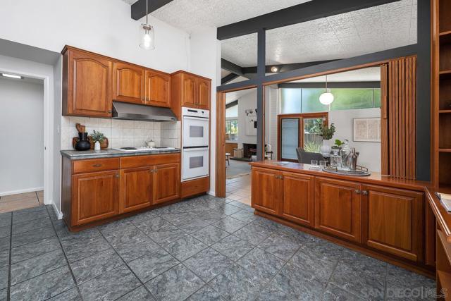 8402 Sugarman Dr, La Jolla CA: https://media.crmls.org/mediaz/9483c900-b74c-4c95-a9b4-5b8e7f5bb504.jpg