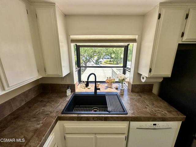 6459 Stoney View Lane, Simi Valley CA: https://media.crmls.org/mediaz/94848803-dabe-4ce7-9bb4-5ebf485dd545.jpg