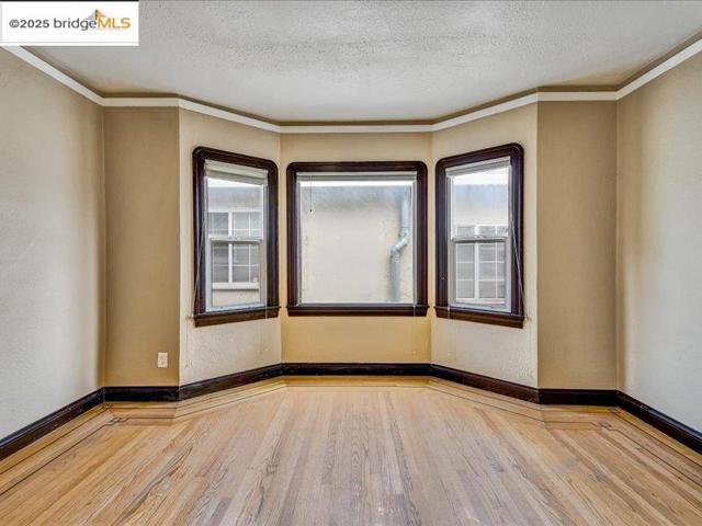 4211 Market St, Oakland CA: https://media.crmls.org/mediaz/94849bd8-4e6b-47ce-9294-cb034968e133.jpg