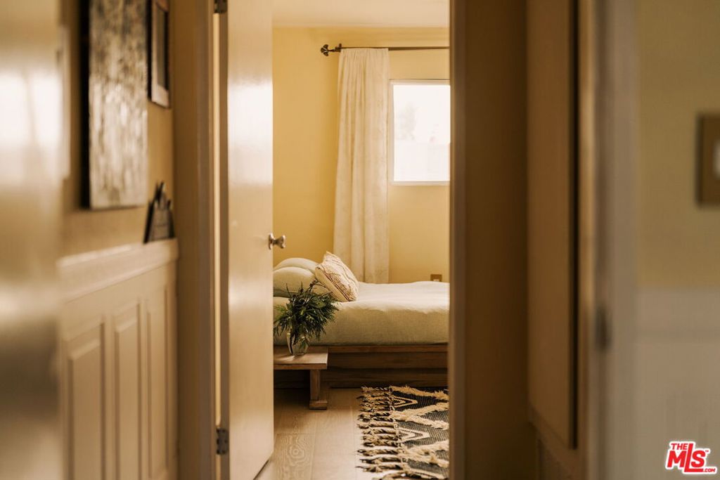 https://media.crmls.org/mediaz/9485bee9-012d-4c7d-baab-7ed44098d839.jpg?preset=X-Large