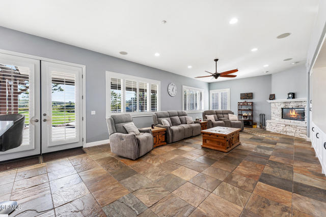 12428 Palmer Drive, Moorpark CA: https://media.crmls.org/mediaz/94861a53-99e4-4d3a-9960-a2e29fedff15.jpg