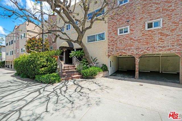 11670 W Sunset Boulevard, Los Angeles CA: https://media.crmls.org/mediaz/94871eb4-5600-461a-a4aa-ada85b482a16.jpg