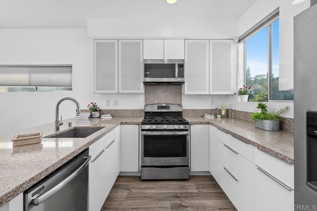 Detail Gallery Image 9 of 24 For 2187 Catalina Bld, San Diego,  CA 92107 - 2 Beds | 2/1 Baths