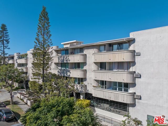 11645 Montana Avenue, Los Angeles CA: https://media.crmls.org/mediaz/94885ea7-b385-41e8-ad41-f6238909f114.jpg