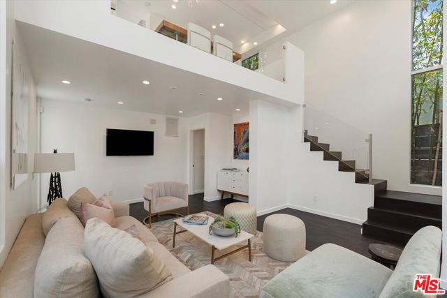483 Carroll Canal Court, Venice CA: https://media.crmls.org/mediaz/9488a8dd-60ee-44ba-8abb-cd350991c0d6.jpg