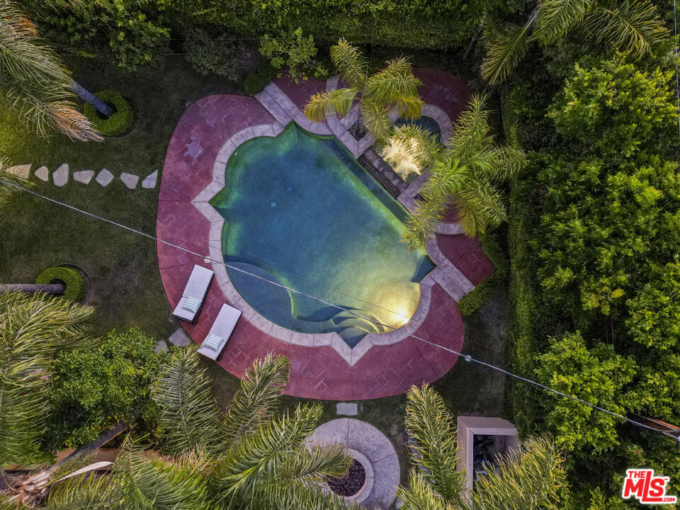 https://media.crmls.org/mediaz/9488d5c4-c914-4235-8d9e-639266348613.jpg?preset=X-Large