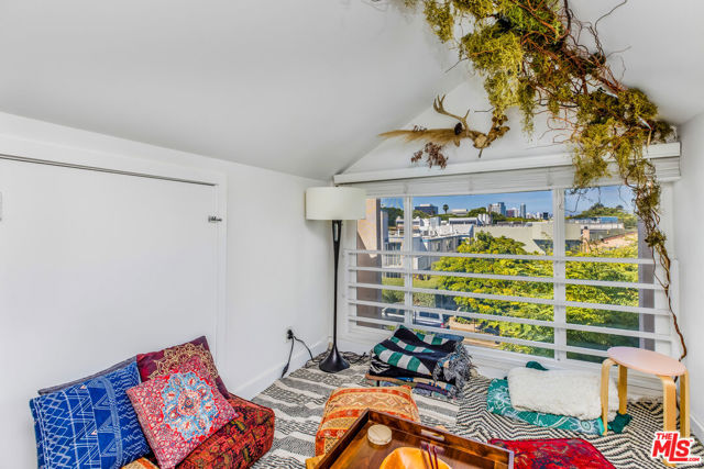 1240 24th Street, Santa Monica CA: https://media.crmls.org/mediaz/94890288-d4aa-4a55-8f9d-c94e2db2585e.jpg