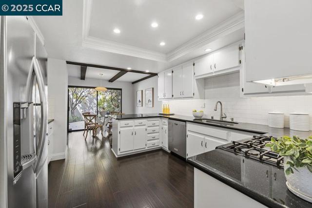 955 Camino Verde Cir, Walnut Creek CA: https://media.crmls.org/mediaz/948a4945-e2c5-448e-90a3-4766c559014c.jpg