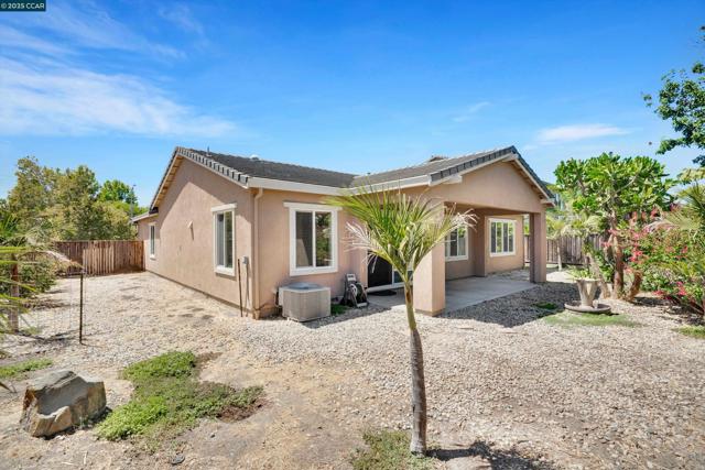 1030 Clear Lake Dr, Oakley CA: https://media.crmls.org/mediaz/948a5d98-3373-4543-b619-b1184ce44805.jpg