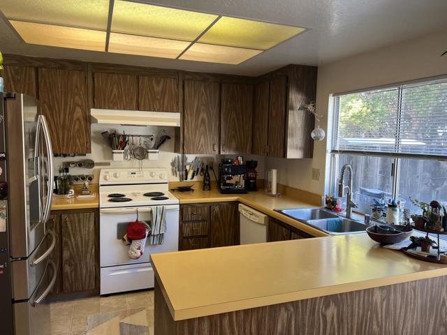 19115 Creekside Place, Salinas CA: https://media.crmls.org/mediaz/948b67c3-f094-45b5-bbf4-89840c9a3c90.jpg